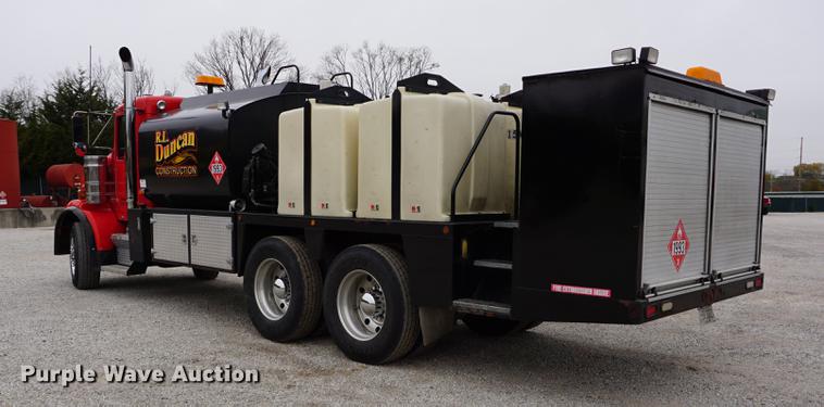 image for item J5642 2000 Kenworth T800 fuel truck