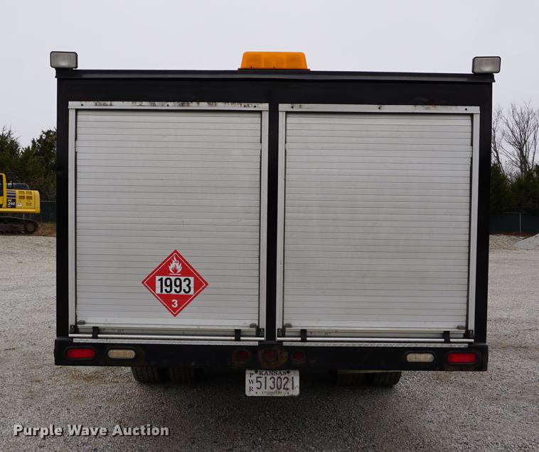 image for item J5642 2000 Kenworth T800 fuel truck