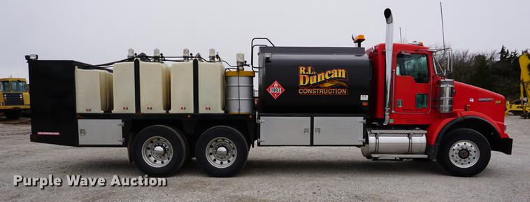 image for item J5642 2000 Kenworth T800 fuel truck