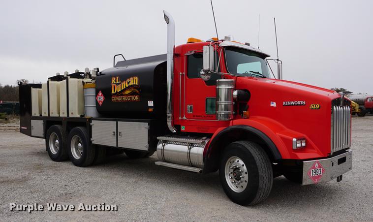 image for item J5642 2000 Kenworth T800 fuel truck