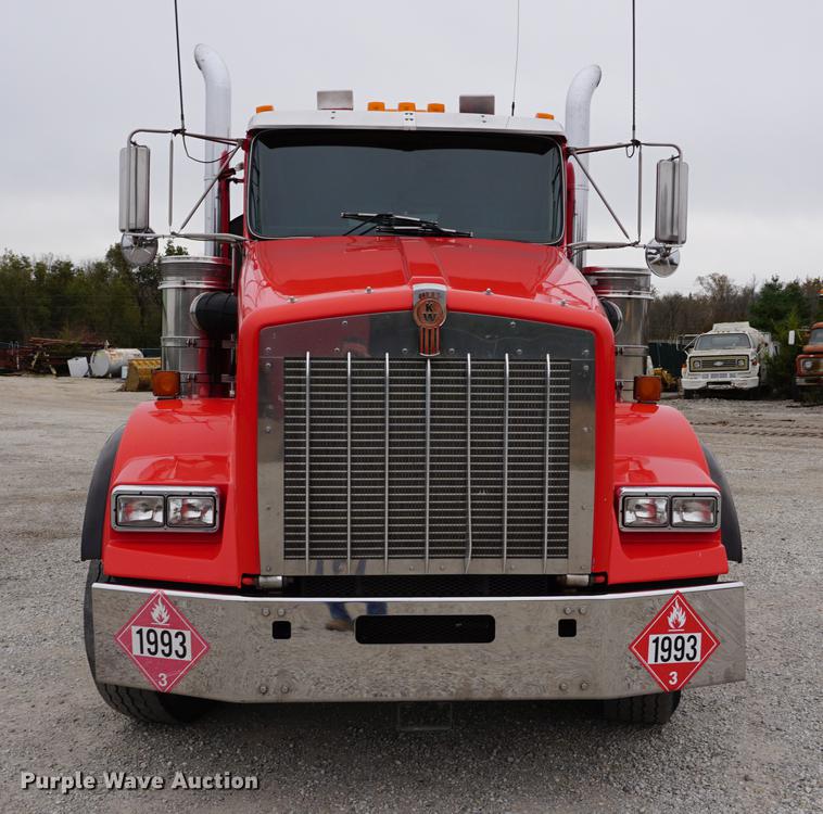 image for item J5642 2000 Kenworth T800 fuel truck