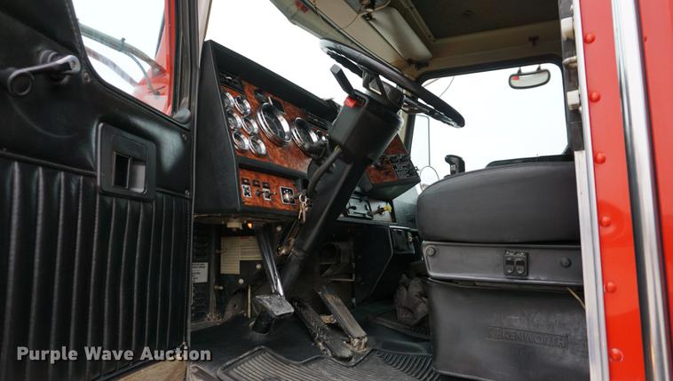 image for item J5642 2000 Kenworth T800 fuel truck