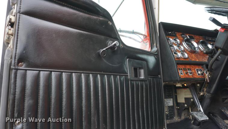 image for item J5642 2000 Kenworth T800 fuel truck