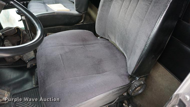 image for item J5642 2000 Kenworth T800 fuel truck