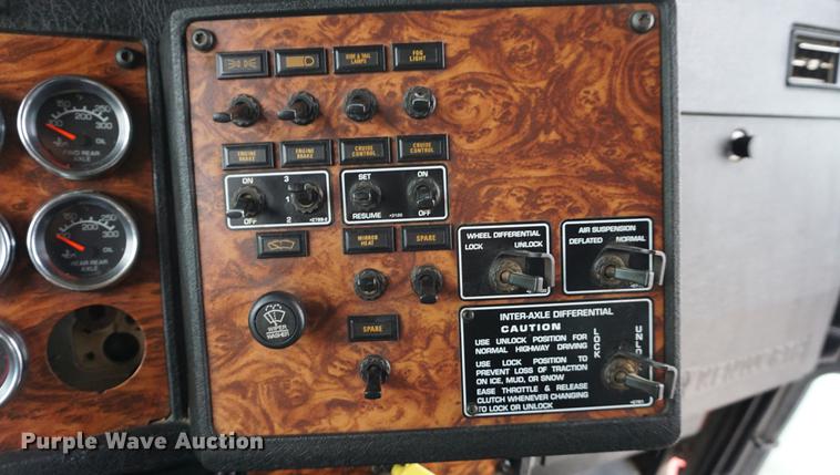 image for item J5642 2000 Kenworth T800 fuel truck