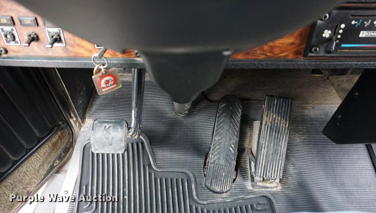 image for item J5642 2000 Kenworth T800 fuel truck