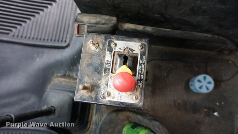 image for item J5642 2000 Kenworth T800 fuel truck