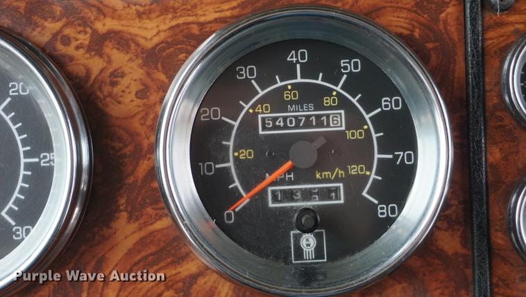 image for item J5642 2000 Kenworth T800 fuel truck