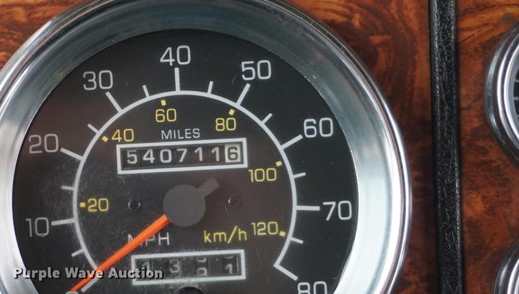 image for item J5642 2000 Kenworth T800 fuel truck