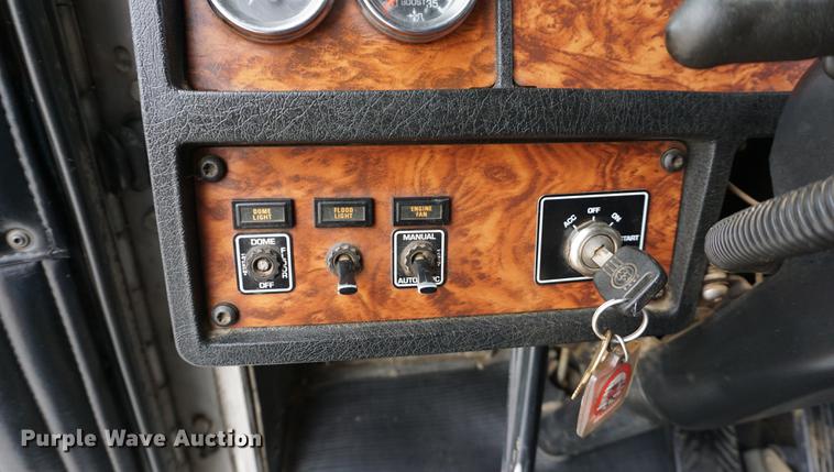 image for item J5642 2000 Kenworth T800 fuel truck