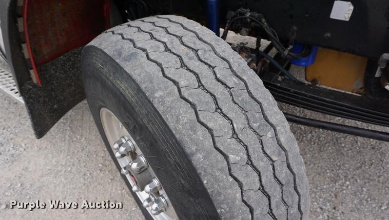 image for item J5642 2000 Kenworth T800 fuel truck