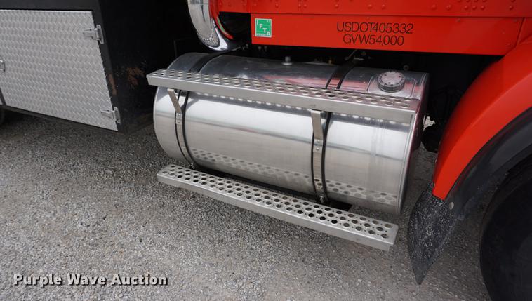 image for item J5642 2000 Kenworth T800 fuel truck