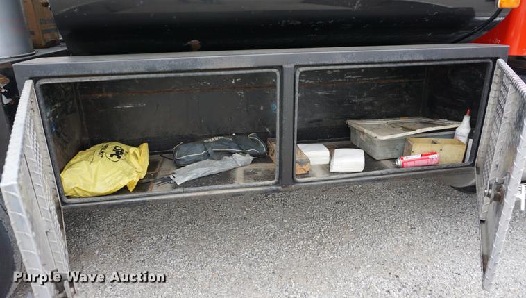 image for item J5642 2000 Kenworth T800 fuel truck