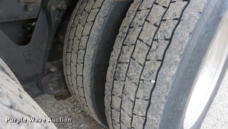 image for item J5642 2000 Kenworth T800 fuel truck