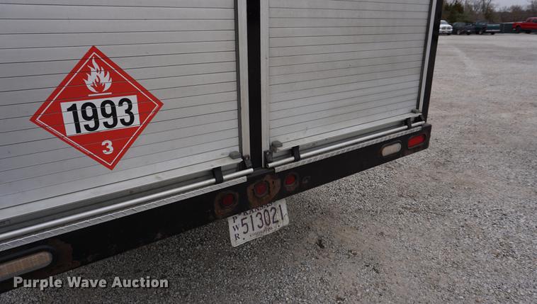 image for item J5642 2000 Kenworth T800 fuel truck