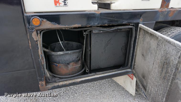 image for item J5642 2000 Kenworth T800 fuel truck