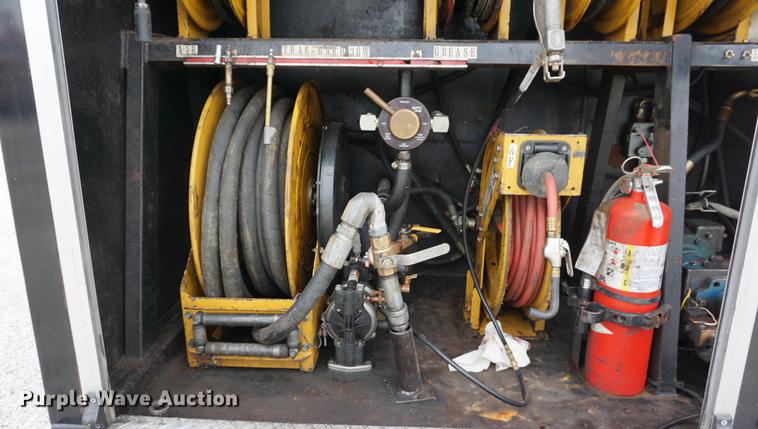 image for item J5642 2000 Kenworth T800 fuel truck