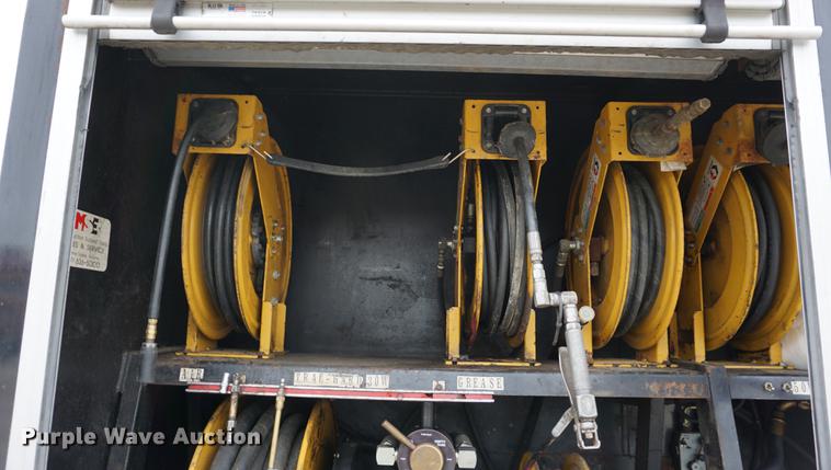 image for item J5642 2000 Kenworth T800 fuel truck