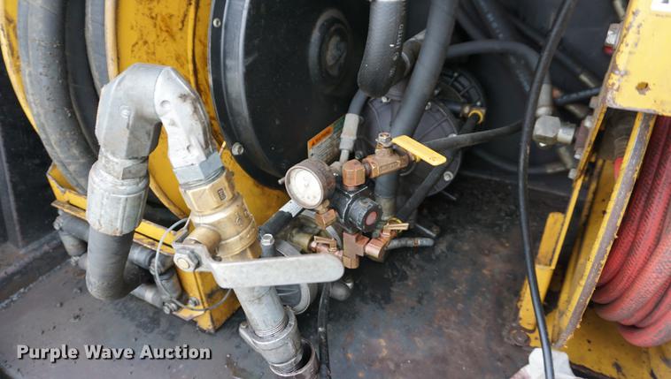 image for item J5642 2000 Kenworth T800 fuel truck