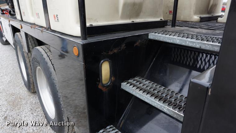 image for item J5642 2000 Kenworth T800 fuel truck