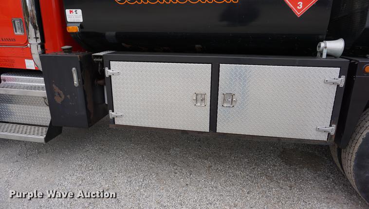 image for item J5642 2000 Kenworth T800 fuel truck