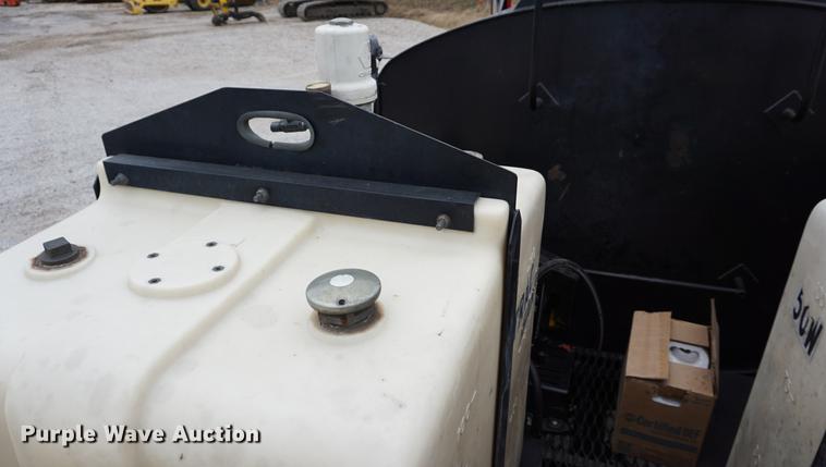 image for item J5642 2000 Kenworth T800 fuel truck