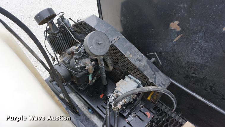 image for item J5642 2000 Kenworth T800 fuel truck