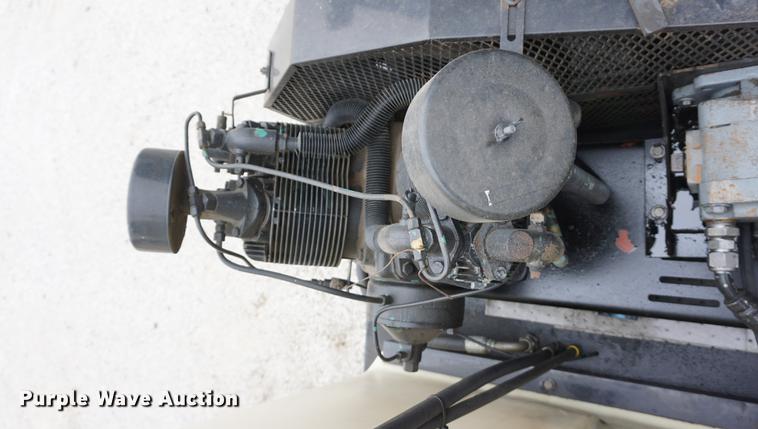 image for item J5642 2000 Kenworth T800 fuel truck