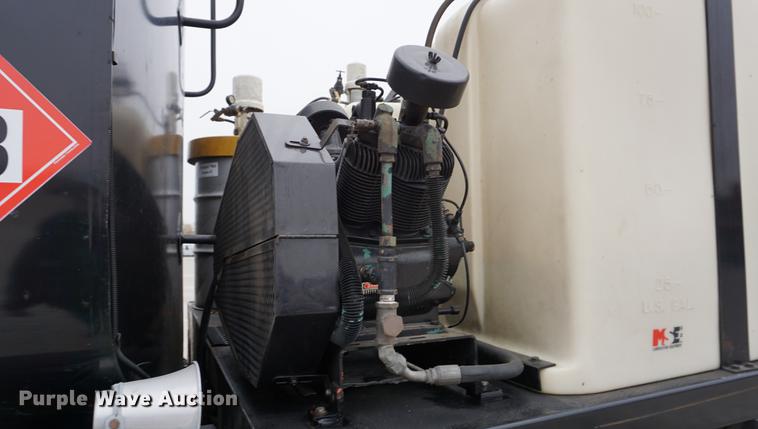 image for item J5642 2000 Kenworth T800 fuel truck