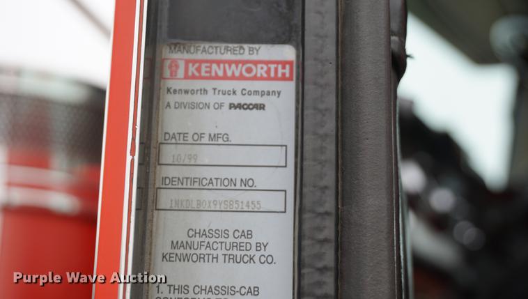 image for item J5642 2000 Kenworth T800 fuel truck