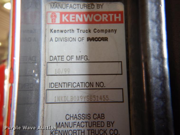 image for item J5642 2000 Kenworth T800 fuel truck