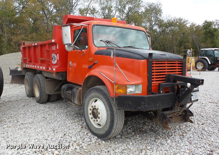 image for item J8582 1993 International 4900 dump truck