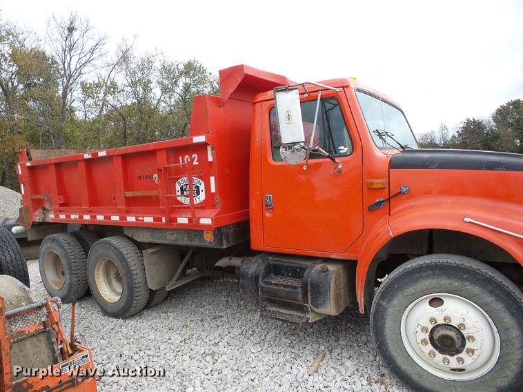 image for item J8582 1993 International 4900 dump truck