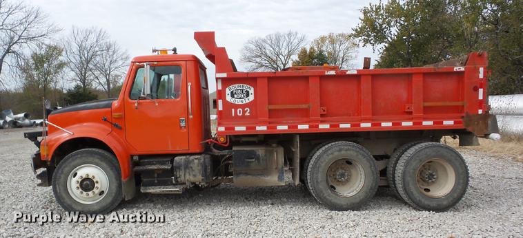 image for item J8582 1993 International 4900 dump truck
