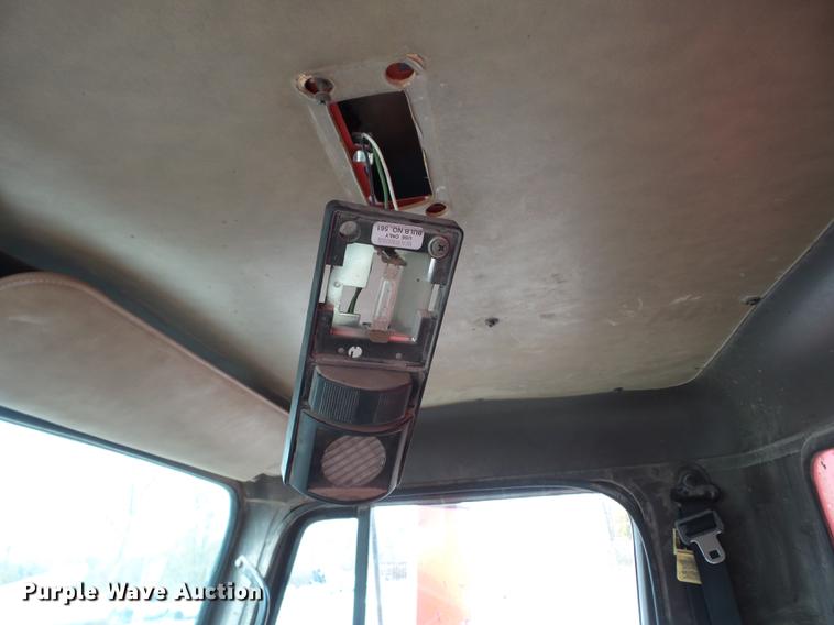 image for item J8582 1993 International 4900 dump truck