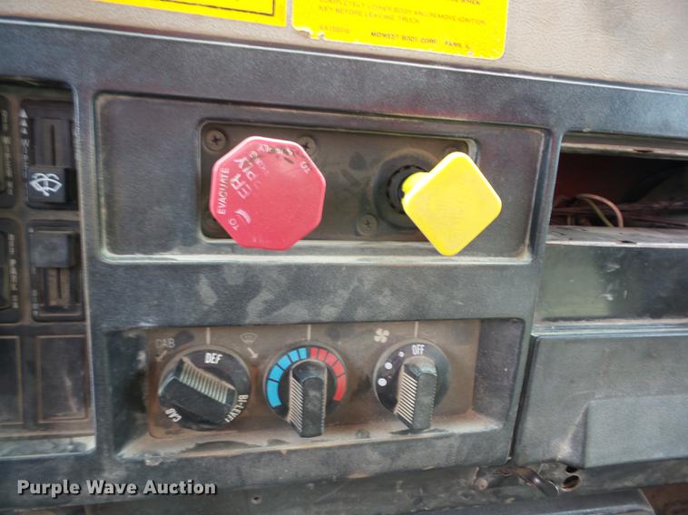 image for item J8582 1993 International 4900 dump truck