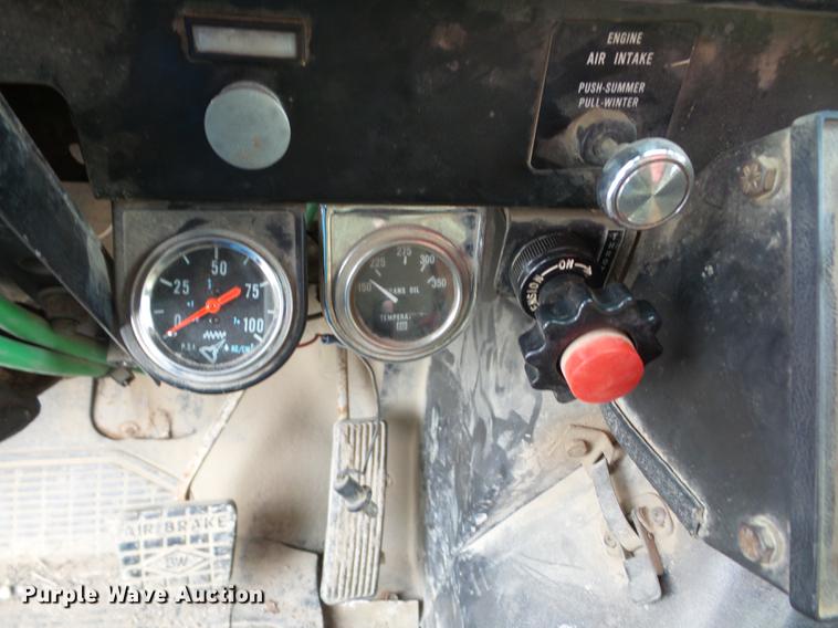 image for item J8582 1993 International 4900 dump truck