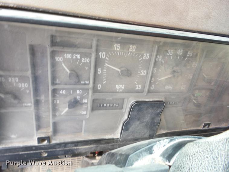 image for item J8582 1993 International 4900 dump truck