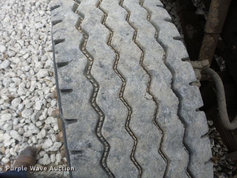 image for item J8582 1993 International 4900 dump truck