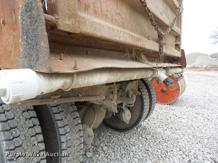 image for item J8582 1993 International 4900 dump truck