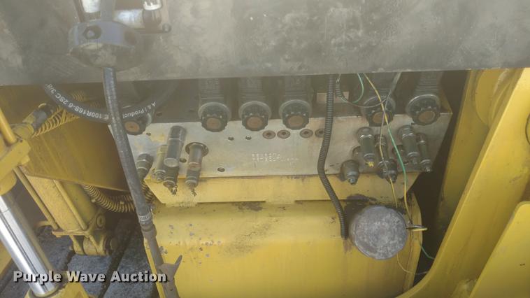 image for item J8588 2005 Mauldin 1750C paver