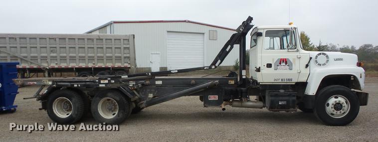image for item K6330 1995 Ford LT8000 roll-off truck