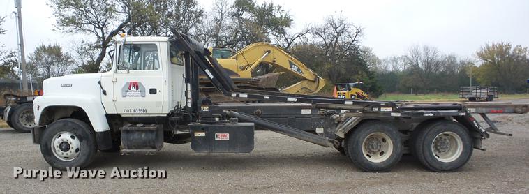 image for item K6330 1995 Ford LT8000 roll-off truck