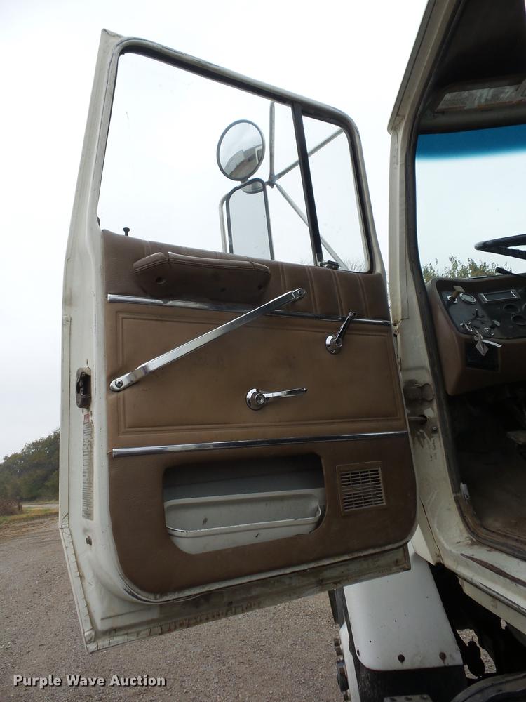 image for item K6330 1995 Ford LT8000 roll-off truck