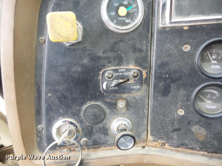 image for item K6330 1995 Ford LT8000 roll-off truck