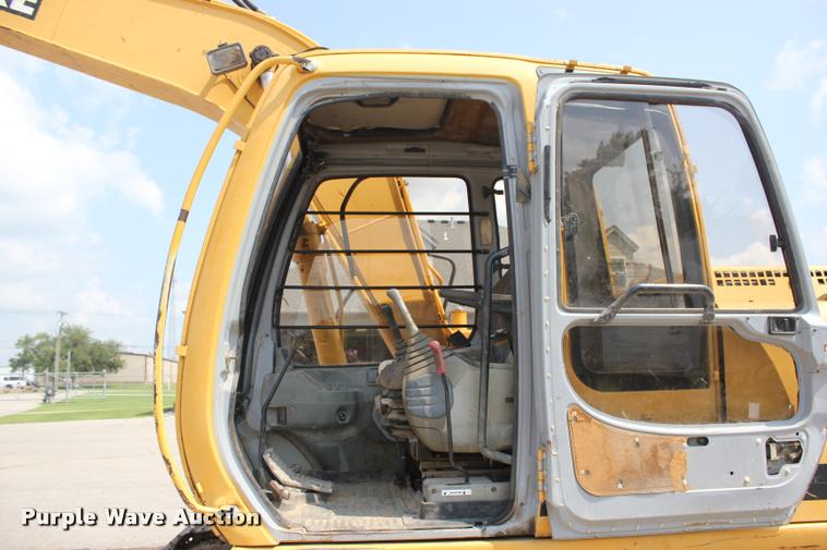 image for item L3207 2000 John Deere 120 excavator