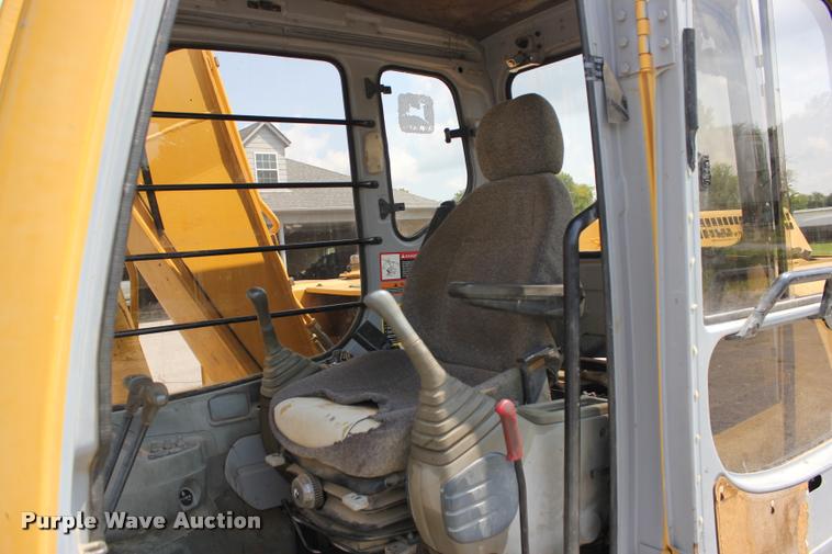 image for item L3207 2000 John Deere 120 excavator