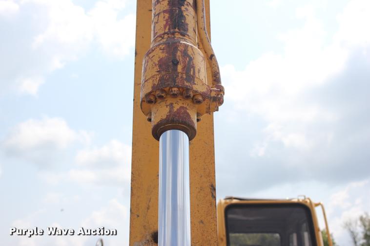 image for item L3207 2000 John Deere 120 excavator