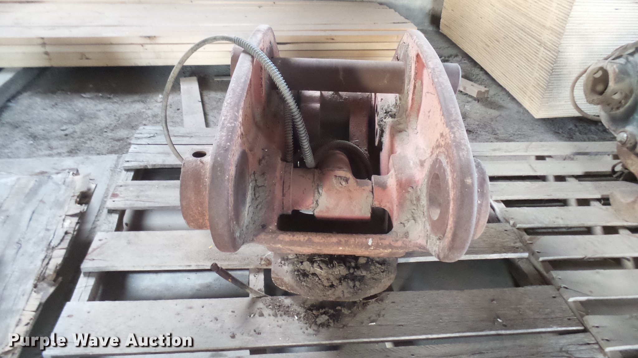 Esco quick coupler in Wichita, KS Item DL9795 sold Purple Wave