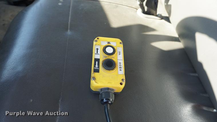 image for item DA1321 2009 Ford F350 Super Duty flatbed pickup truck